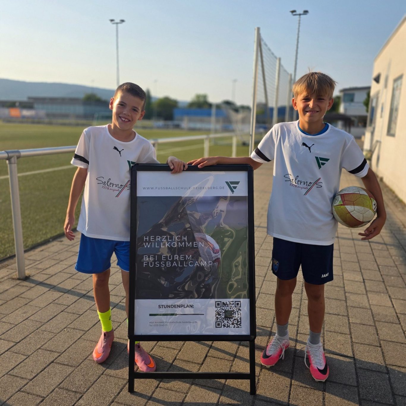Kinder freuen sich auf das Sommercamp