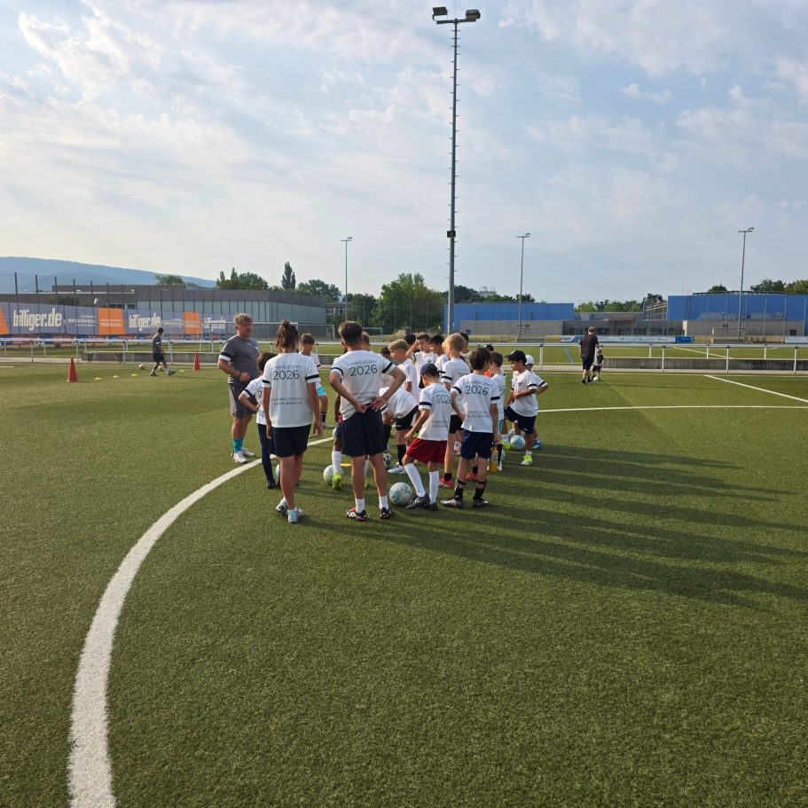 Besprechung im Mittelkreis beim Fussballcamp